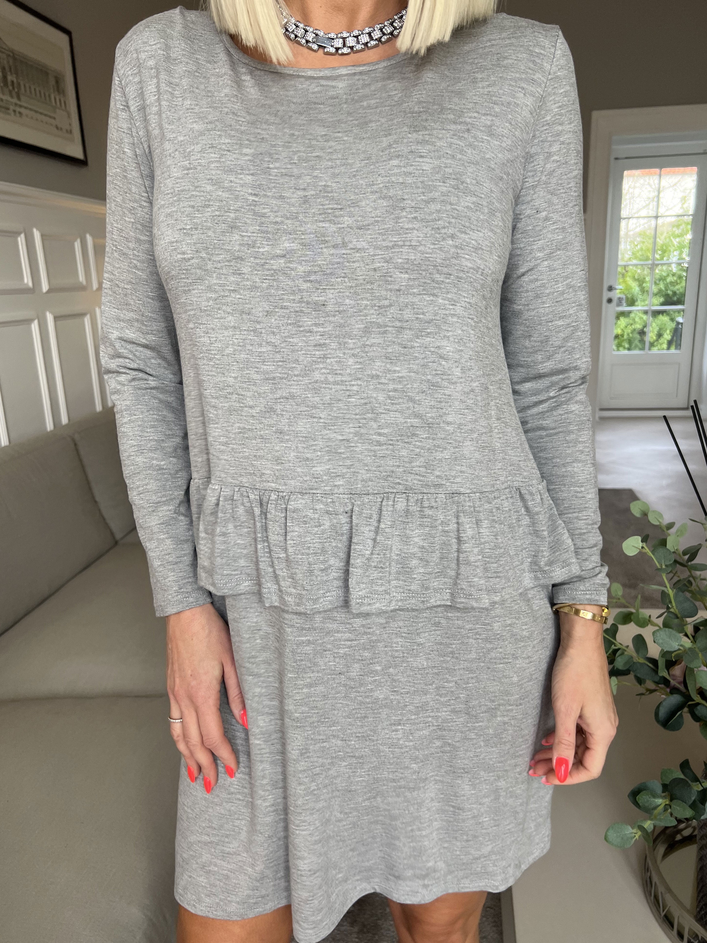 Vega - Ensfarvet jersey kjole med sød flæsekant